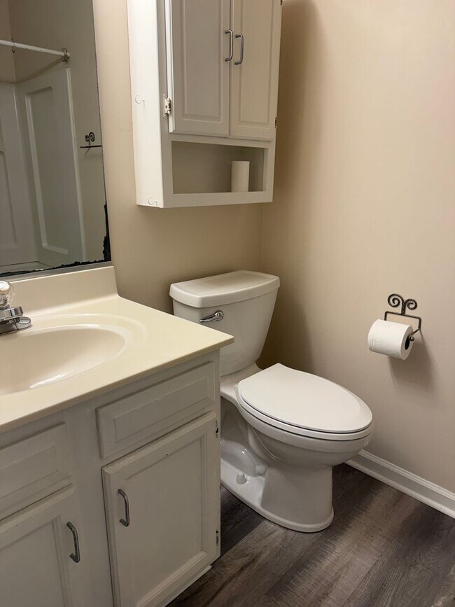 Building Photo - Immaculate 2 BR condo convenient to loop and I-40