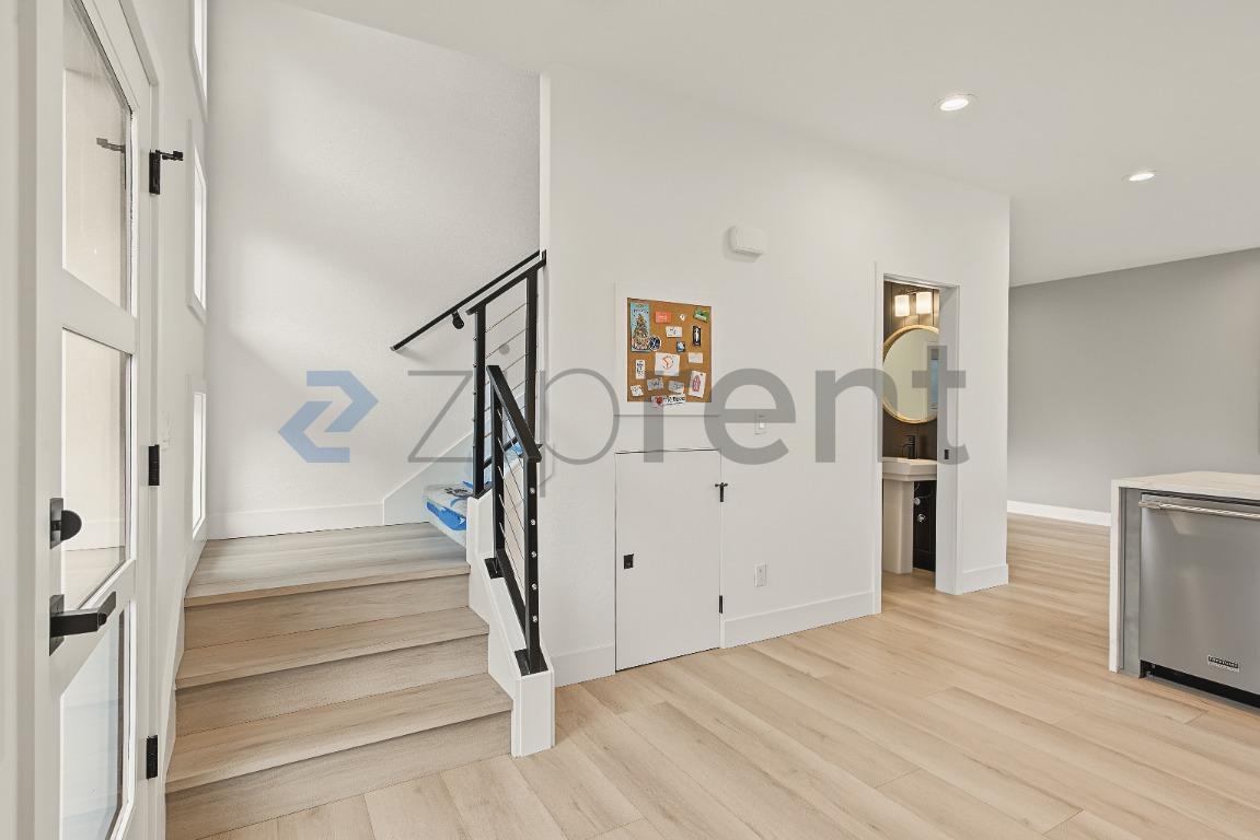 Building Photo - Unit