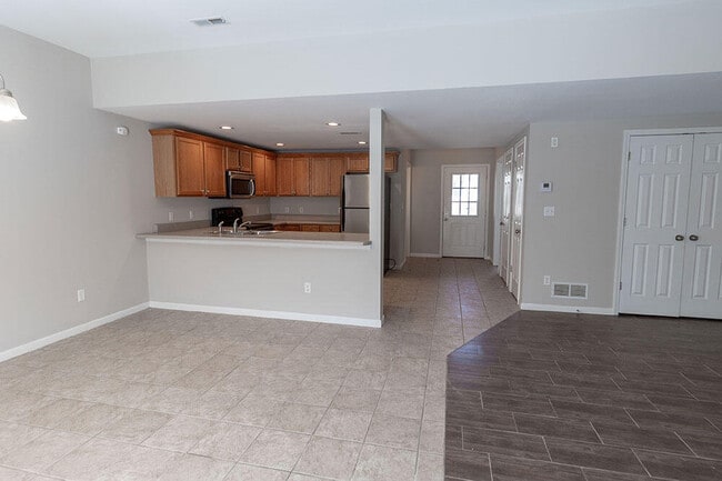 Building Photo - 1924 Center St