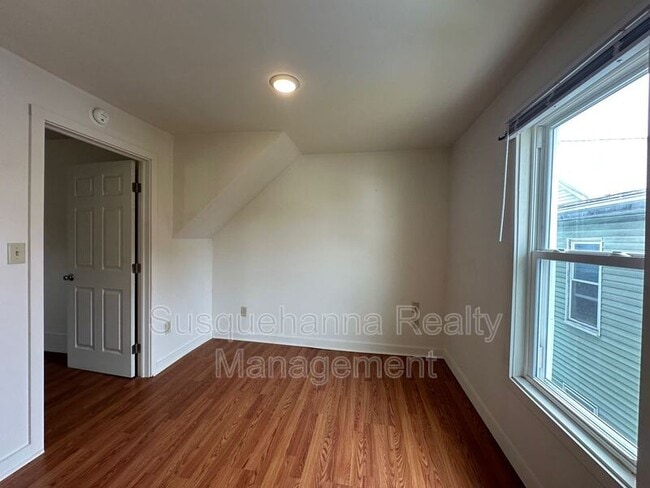 Building Photo - 175 E Derry Rd
