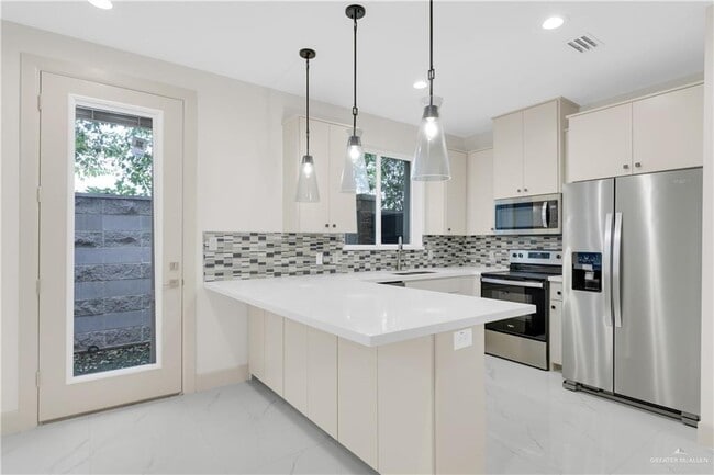 Building Photo - 15 Canary Ave