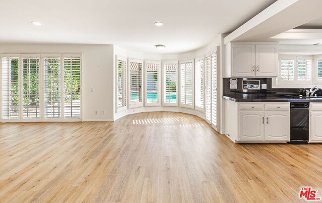 Building Photo - 158 S Anita Ave