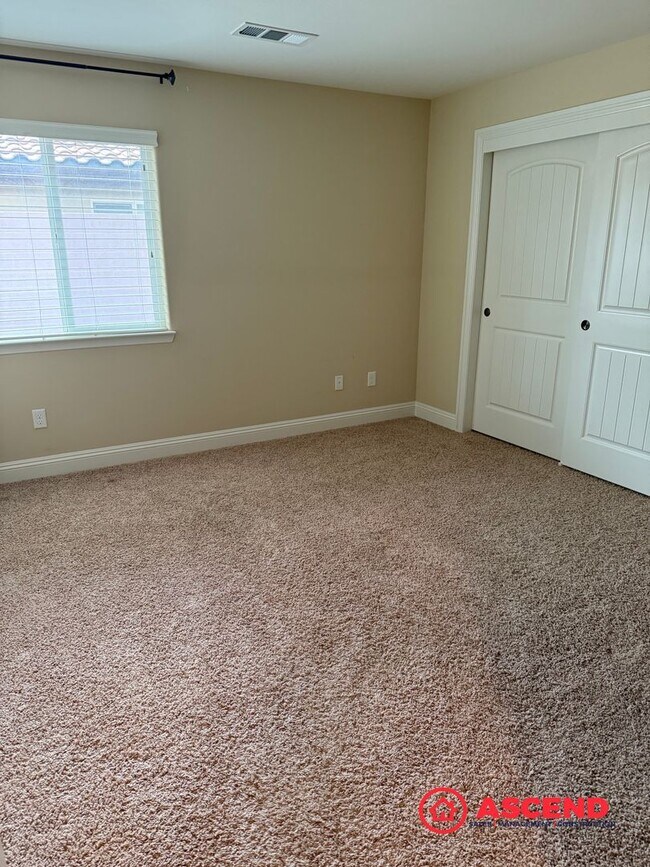 Building Photo - Stunning 4 bedroom + office in Seven Oaks!