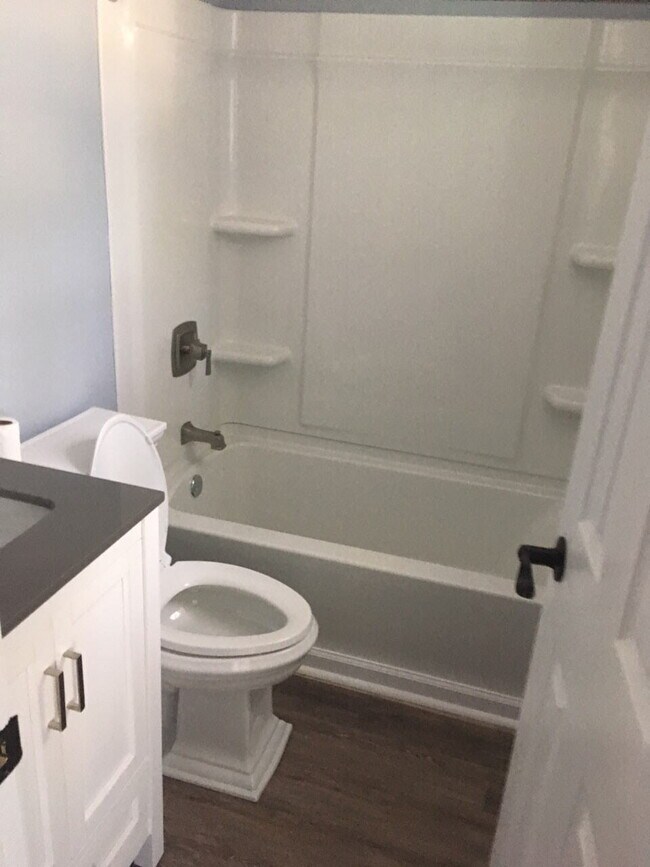 Building Photo - Charming 2-Bedroom Retreat in Vibrant Charleston  Perfect for Cozy Living!