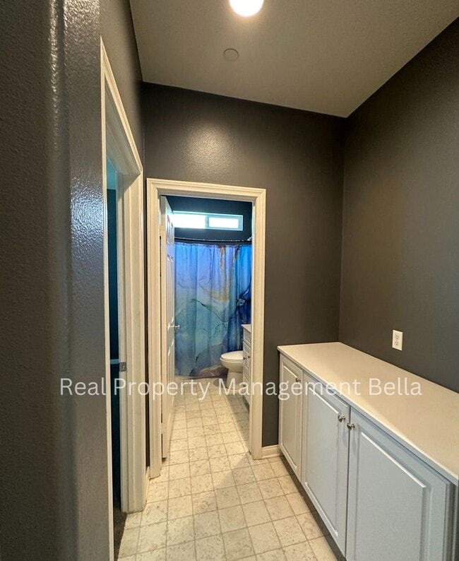 Building Photo - Cul-de-Sac Comfort + Space for Everyone