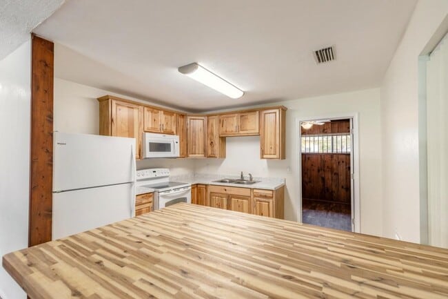 Building Photo - 2/1 plus bonus room in Holly Hill
