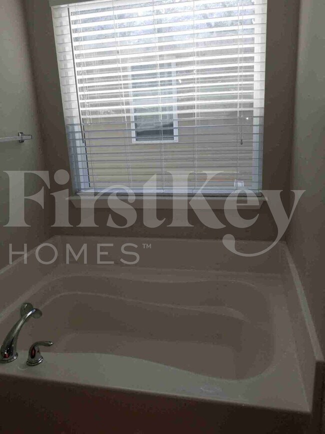 Building Photo - 901 Leatherstone Ln