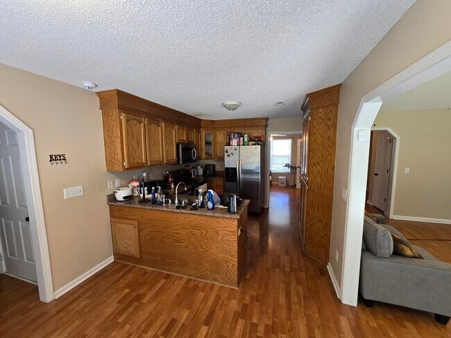 Building Photo - 3275 Oleander Dr