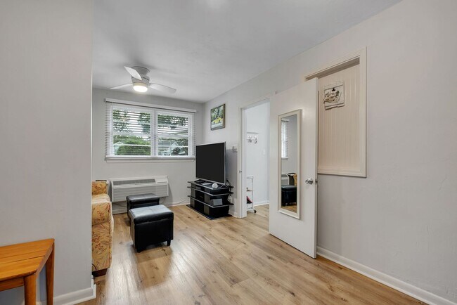 Building Photo - Old Town Furnished Studio Unit