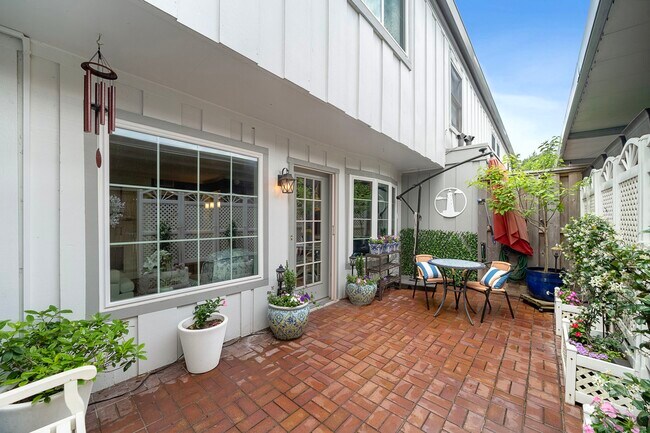 Building Photo - 8944 Chatsworth Dr