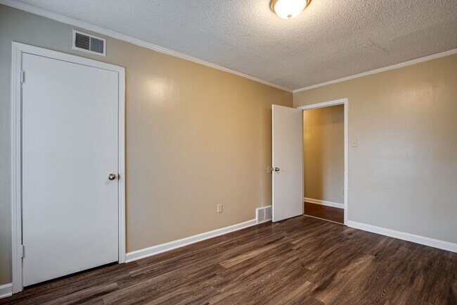 Building Photo - 5635 Crievewood Dr