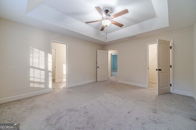 Building Photo - 583 Embassy Walk