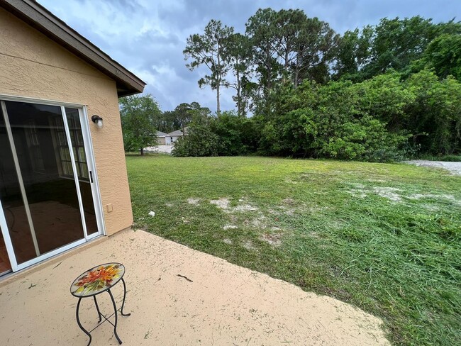 Building Photo - Charming 3/2 Home with open floor plan.