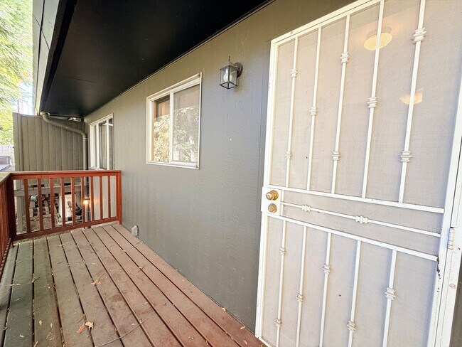 Building Photo - Charming 2 Bedroom Condo in SW Portland!