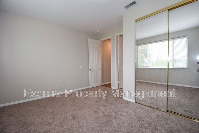 Building Photo - 2895 Diamond Dr