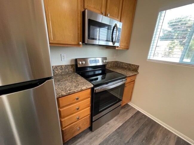 Building Photo - Remodeled 2 bed, 1-1/2 bath Gated Condo in...