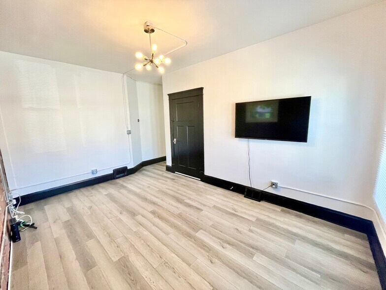 Building Photo - 1331 W 65th St