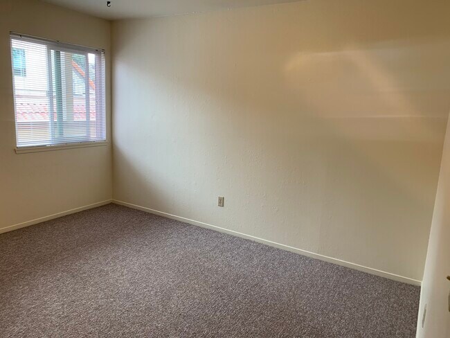 oversized bedroom #2 - 258 California Blvd