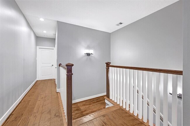 Building Photo - 210 Breezy Way