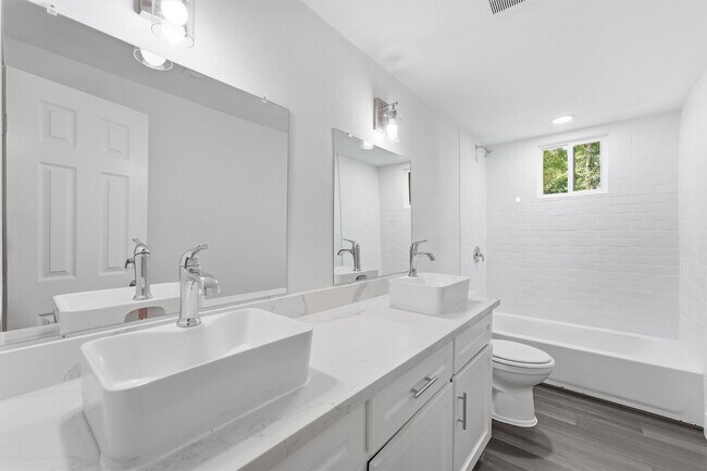 Building Photo - 2281 Des Jardines St