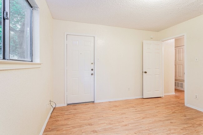 Building Photo - 404 Kenniston Dr