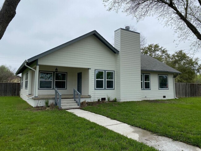 Primary Photo - Beautiful 3/2 in Speegleville