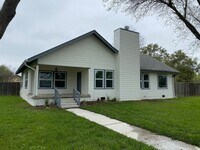 Building Photo - Beautiful 3/2 in Speegleville