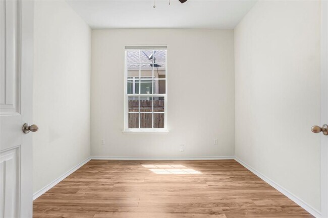 Building Photo - 128 Holstein St