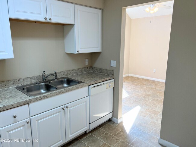 Building Photo - 8160 San Jose Manor Dr E