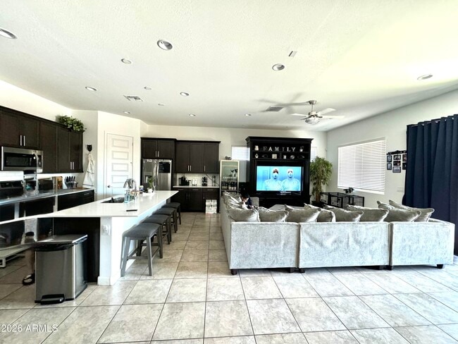 Building Photo - 9221 W Glenrosa Ave