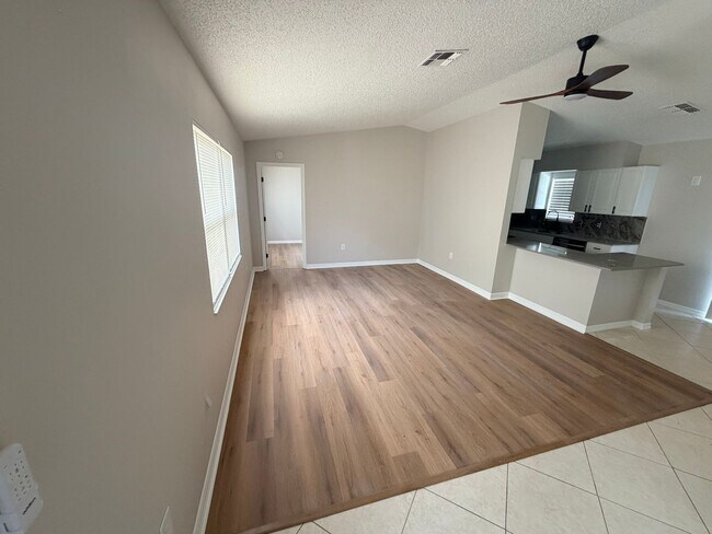 Building Photo - THREE BEDROOM POOL HOME!!!!