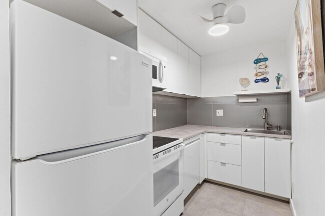 Building Photo - 3000 Riomar St