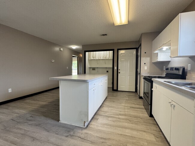 Building Photo - 322 Apple Dr