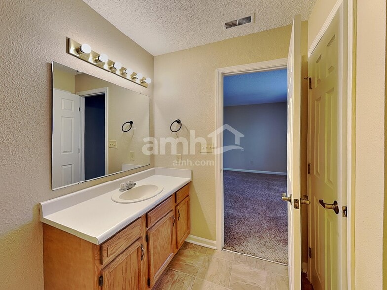 Building Photo - 1002 Leland St