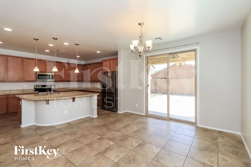 Building Photo - 5027 W St Catherine Ave