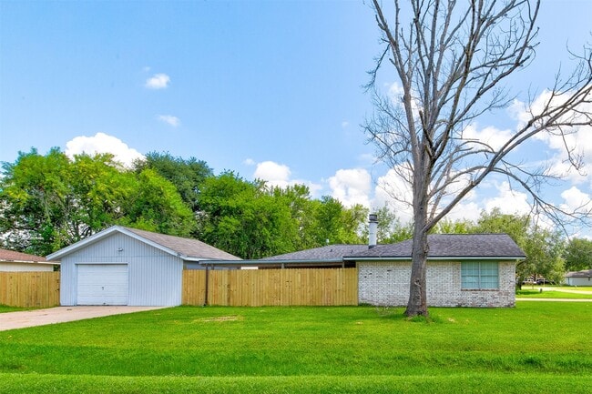 Building Photo - 8511 Honeysuckle