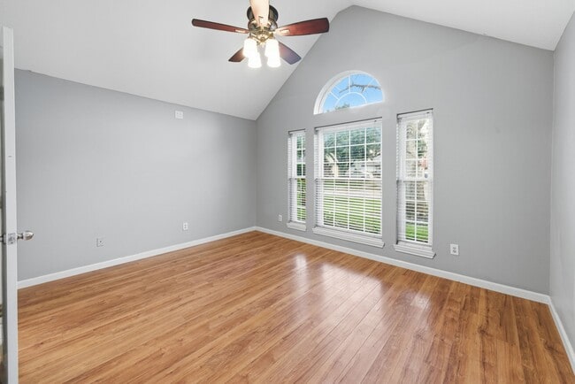 Building Photo - 3503 Riverside Dr