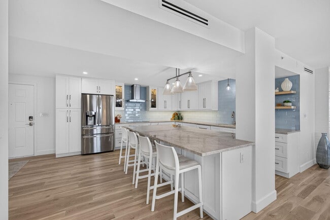 Building Photo - 840 Ocean Dr