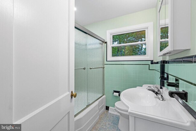 Building Photo - 705 Devon Rd