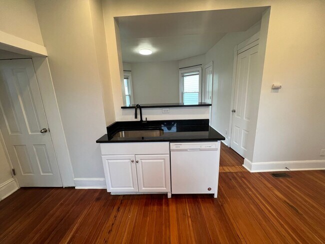 Building Photo - 3 BR House available in June