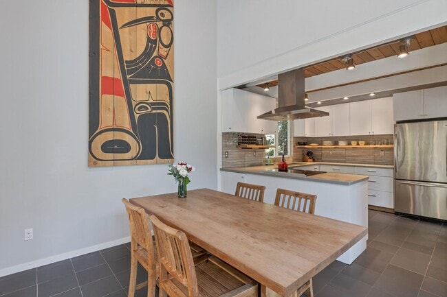 Building Photo - Great modern home located on Mercer Island