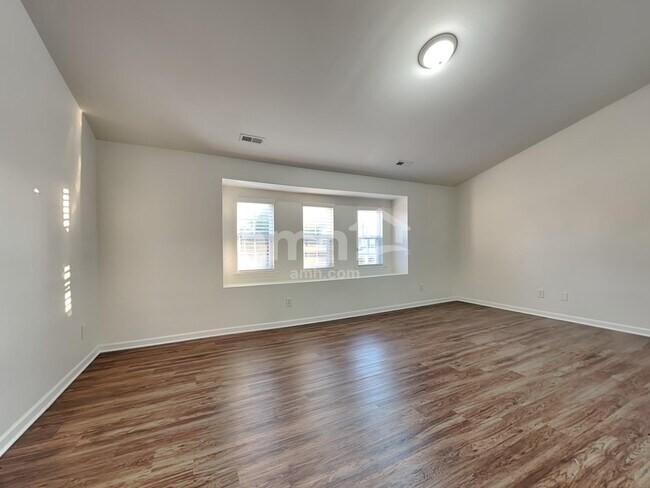 Building Photo - 204 Edgecroft Way