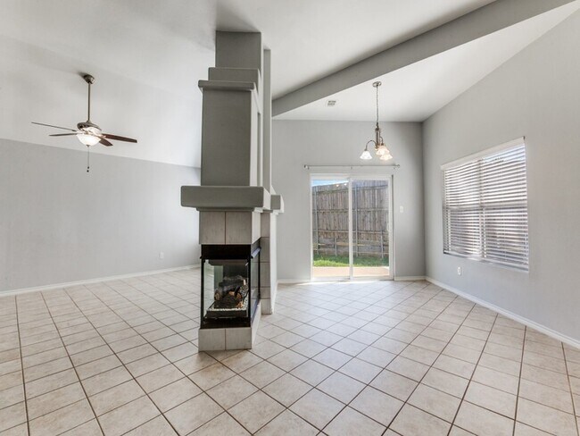 Building Photo - 1305 Greenbriar Ln