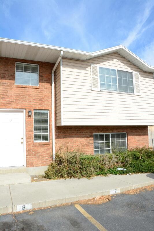 Building Photo - 707 600 W