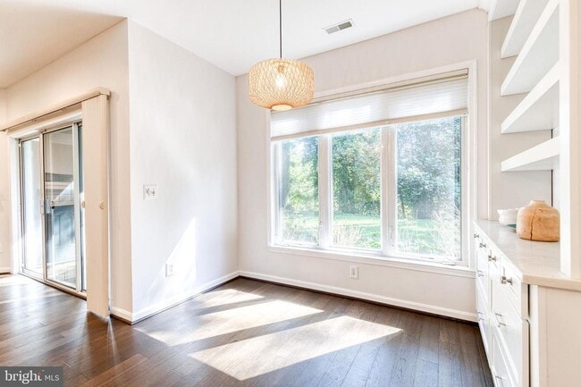 Building Photo - Beautifully updated 2 bed 2 bath patio-lev...
