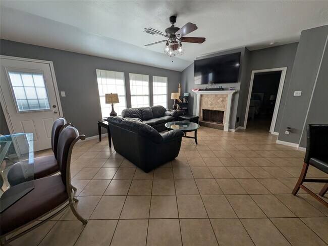 Building Photo - 714 N Vista Dr