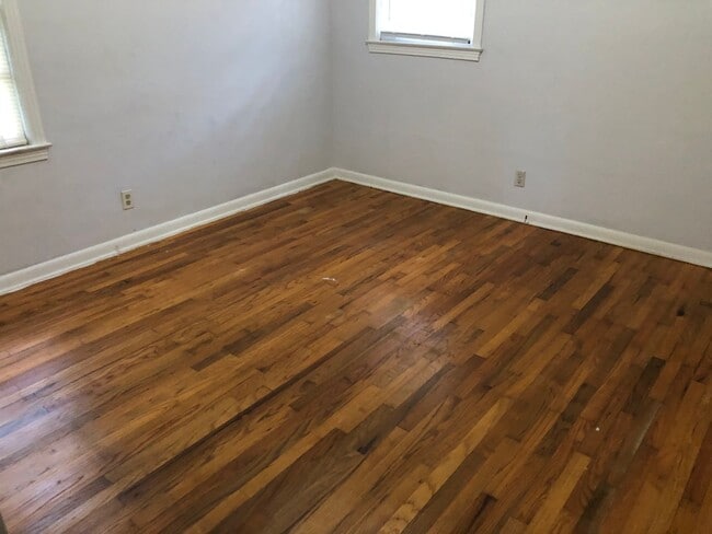 Building Photo - 4 Bed/ 2 bath House with Fenced Yard!! Available August 2026!