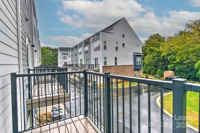 Building Photo - 2043 Clarksdale Dr