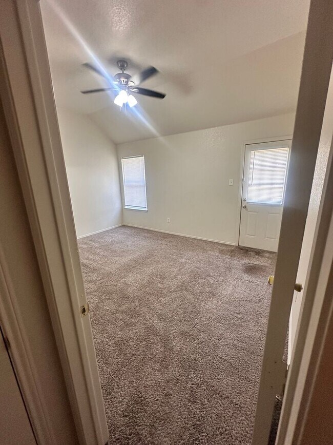 Building Photo - 3/2/2 in a quiet neighborhood located right in the heart of Weatherford.