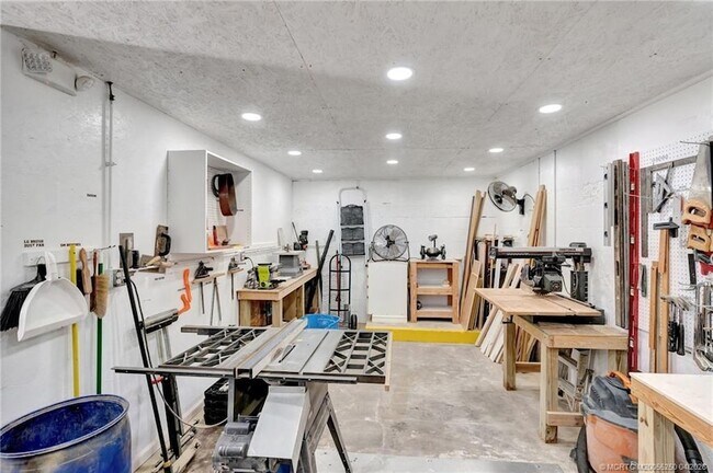 Building Photo - 511 SW South River Dr